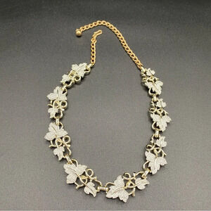 Vintage 1958 Sarah Coventry Plain and Fancy Silver Tone Leaf Vine Necklace